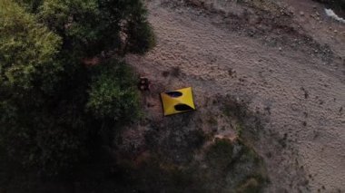 Bir gezgin nehir kıyısındaki bir ağacın gölgesinde dinlenir.. 