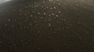 Çadırın tepesindeki yağmur damlalarına yakın. 