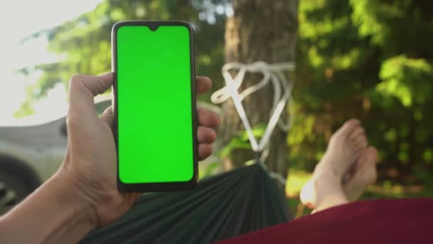 Fechar as mãos cara usando smartphone assistindo tela verde no telefone móvel — Vídeo de Stock