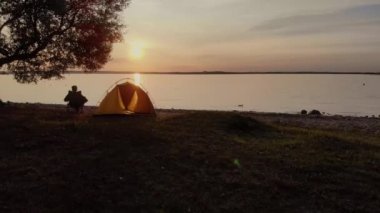 Yalnız bir gezgin için nehir kıyısında gün batımı. 