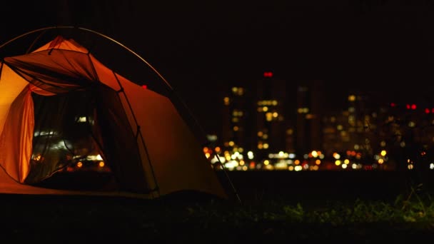 Nahsicht auf ein orangefarbenes Zelt, das vom Wind in der Nähe des Großstadtlebens verweht wird. Entspannen. — Stockvideo