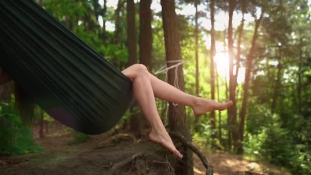 一个孤独的、光秃秃的女人的腿在柔和的阳光下上下摆动 — 图库视频影像