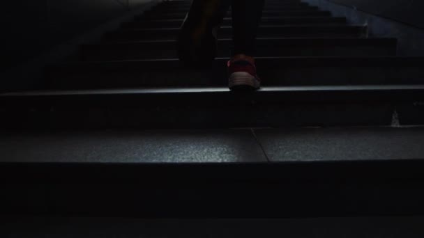 Vista de perto de uma jovem pernas femininas em sapatos esportivos correndo no andar de cima nas escadas da cidade — Vídeo de Stock