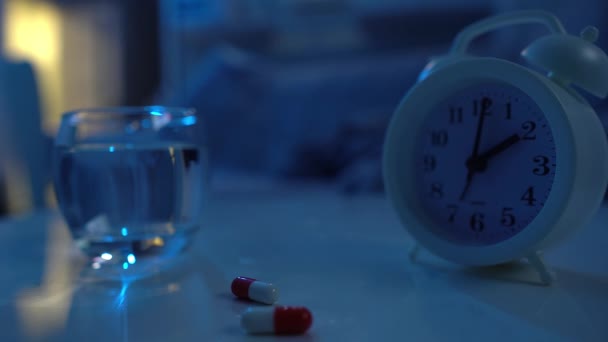 男は不眠症の薬を飲む。薬を飲む時間だ — ストック動画
