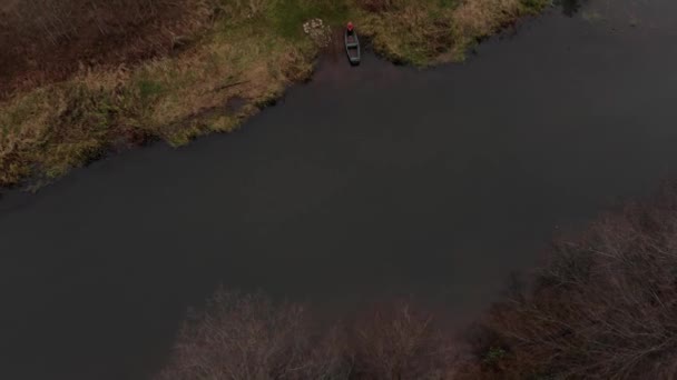 Vista dall'alto della femmina adulta che osserva la natura in autunno — Video Stock