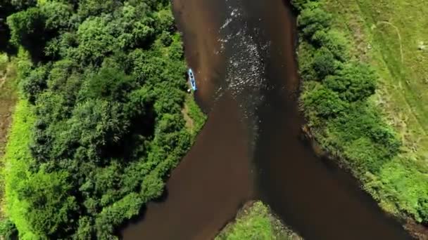 Blaue Kajak-Ruderer entspannen sich an der Kreuzung des Flusses — Stockvideo