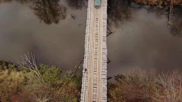 Vue de dessus. Une voiture verte passe sur un pont en bois — Video