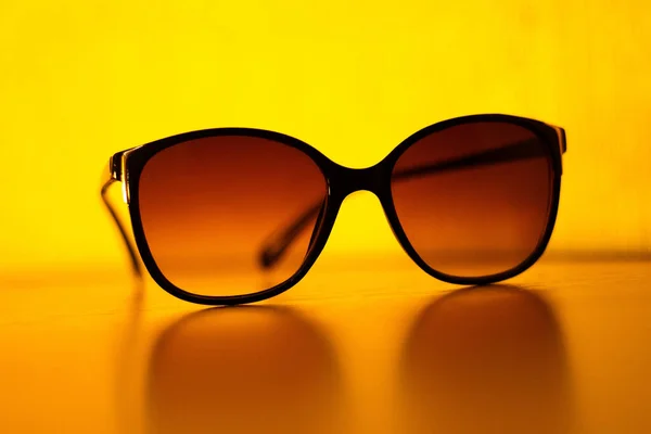 Lunettes de soleil sur fond jaune — Photo