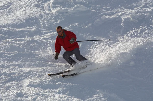 Skifahrer in Rot — Stockfoto