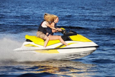 Çift jet ski kullanıyor.