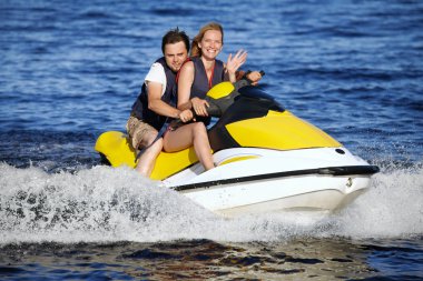 Çift jet ski kullanıyor.