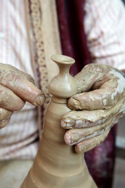 Bir çömlekçinin elleri