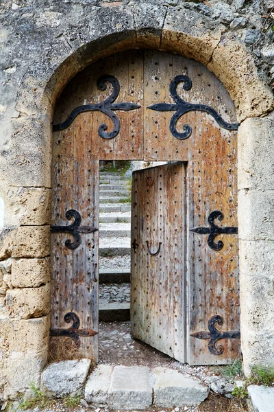 Ajar velha porta de madeira — Fotografia de Stock