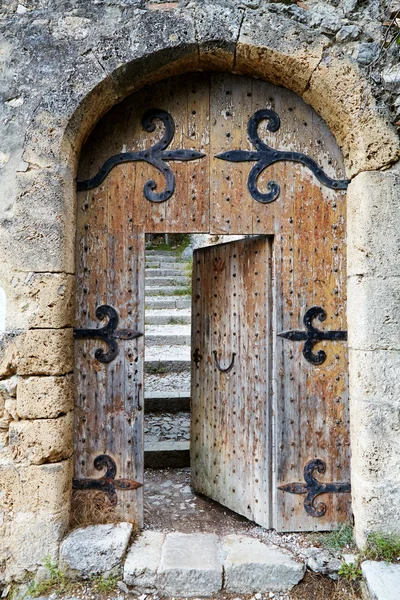 Ajar vecchia porta di legno Foto Stock