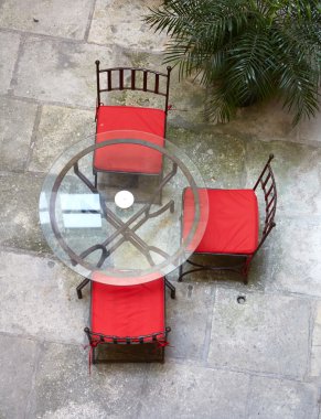 Cam masa ve sandalyeler ile sahte sokak