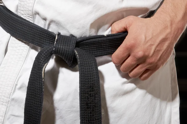 Karate stanowisko strony i czarny pas — Zdjęcie stockowe