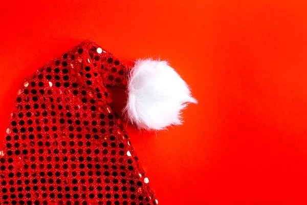 Jasně Červené Jiskřící Santa Claus Klobouk Nebo Čepice Červeném Pozadí — Stock fotografie