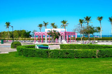 Dubai, Birleşik Arap Emirlikleri 16 Ocak 2020: El Mamzar Sahili Dubai, eğlence parkı manzarası.