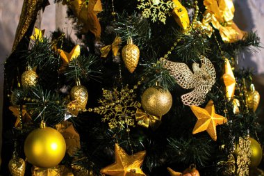 Toplarla, şekerlerle ve oyuncaklarla süslenmiş güzel Noel ağacı.