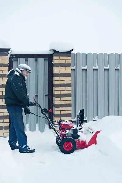 Snö rensar. Snöslungan banar väg efter kraftigt snöfall. — Stockfoto