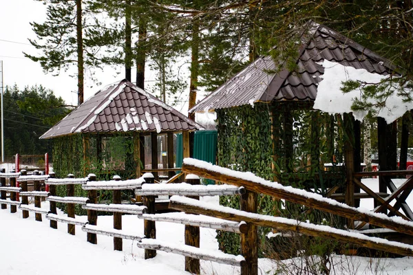 Centro de recreación en las montañas junto al lago. Gazebos de picnic al aire libre. — Foto de Stock