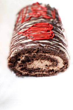 Beyaz arka planda kremalı ve çikolatalı İsviçre sünger keki..