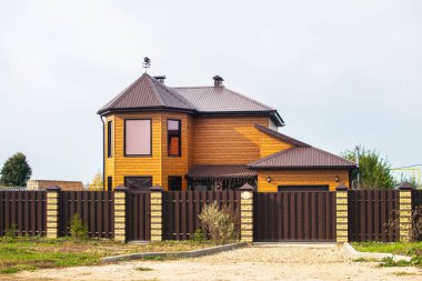 İki katlı güzel bir kır evi. Harika köy hayatı.