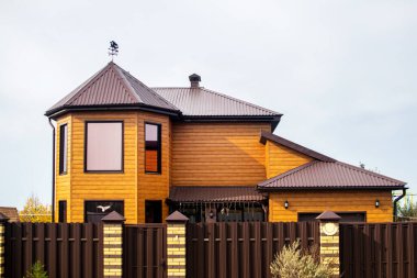 İki katlı güzel bir kır evi. Harika köy hayatı.