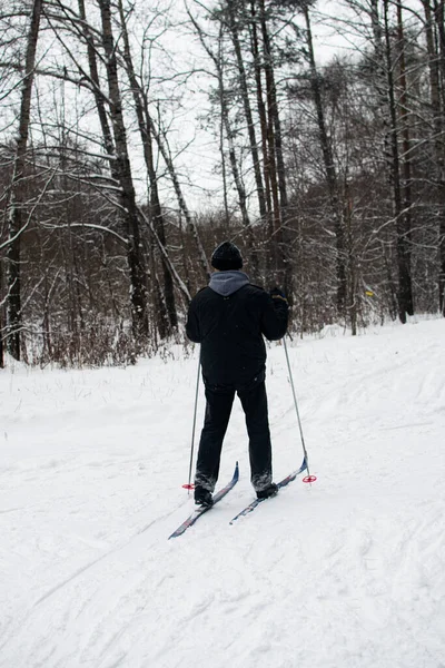 Moscou, Rússia 03 de janeiro de 2021: Idoso esquiando no parque. Atividades ao ar livre de inverno na floresta. — Fotografia de Stock
