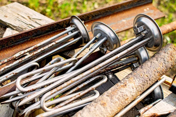 Gebrochenes Heizelement. Viele alte beschädigte Heizkörper für Heizkessel. — Stockfoto