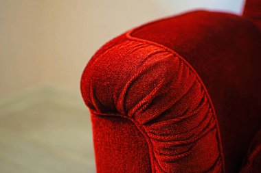 Güzel, klasik, kırmızı, kadife, lüks kanepe. Burgundy kadife kolluk.