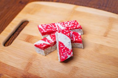 Tahtada nar suyu olan fındıklı helva tatlısı..