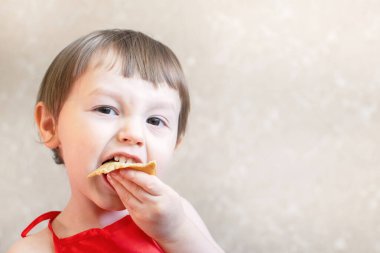 Küçük komik çocuk elleriyle krep yiyor. Lezzetli krepler..