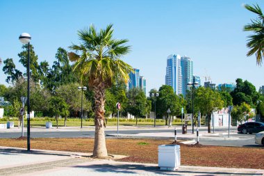 Dubai, Birleşik Arap Emirlikleri 16 Ocak 2020: El Mamzar Sahili Dubai, eğlence parkı manzarası.