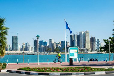 Dubai, Birleşik Arap Emirlikleri 16 Ocak 2020: El Mamzar Sahili Dubai, eğlence parkı manzarası.