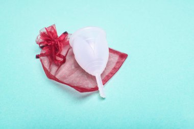 Çevre dostu silikon enstrüman fincanı. Yeşil arka planda kırmızı paket..