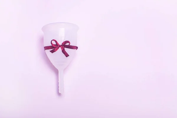 Coupe menstruelle en silicone écologique sur fond rose. — Photo