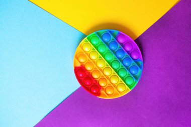 Çocuklar ve yetişkinler için parlak gökkuşağı oyuncağı antistresi. Esnek duyusal stres önleyici oyuncak - popit.