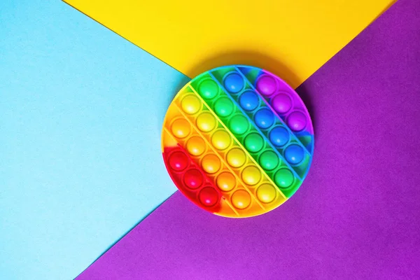 Çocuklar ve yetişkinler için parlak gökkuşağı oyuncağı antistresi. Esnek duyusal stres önleyici oyuncak - popit.