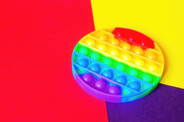 Çocuklar ve yetişkinler için parlak gökkuşağı oyuncağı antistresi. Esnek duyusal stres önleyici oyuncak - popit.