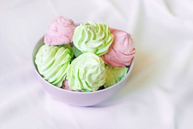 Masadaki gri kasede nefis ev yapımı nane ve ahududu şekerlemesi..