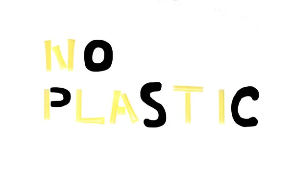 Plastik kuning dengan latar belakang putih. Konsep - tidak ada plastik, plastik gaya hidup bebas dan perlindungan lingkungan. — Stok Foto