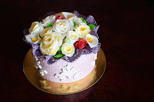 Hermoso pastel de cumpleaños con decoración de flores de masilla. —  Fotos de Stock