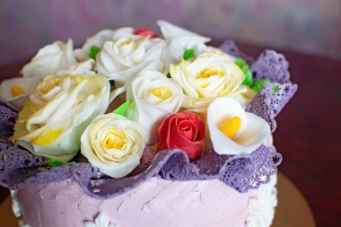 Çiçekli güzel bir doğum günü pastası..