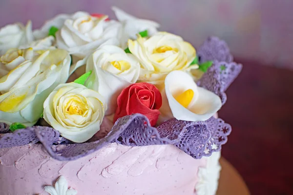 Piękny tort urodzinowy z mastyksowym wystrojem kwiatów. — Zdjęcie stockowe