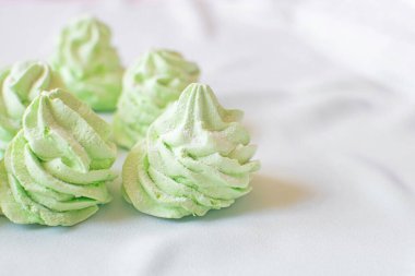 Masada nefis ev yapımı naneli şekerlemeler var..