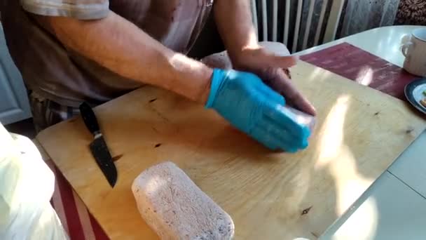 Egy idős ember férfi kezei lisztben dagasztják a tésztát az asztalon. Házi kenyér. — Stock videók