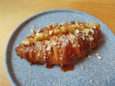 Tatlı iştah açıcı kruvasan, masada karamelli ve muzlu.