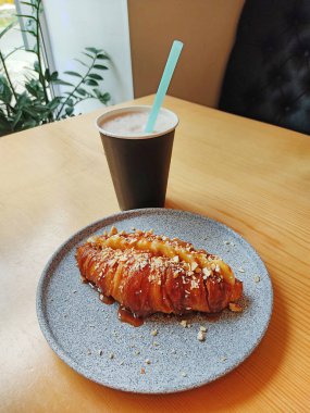 Tatlı iştah açıcı kruvasan, karamelli, muzlu ve kapuçinolu..