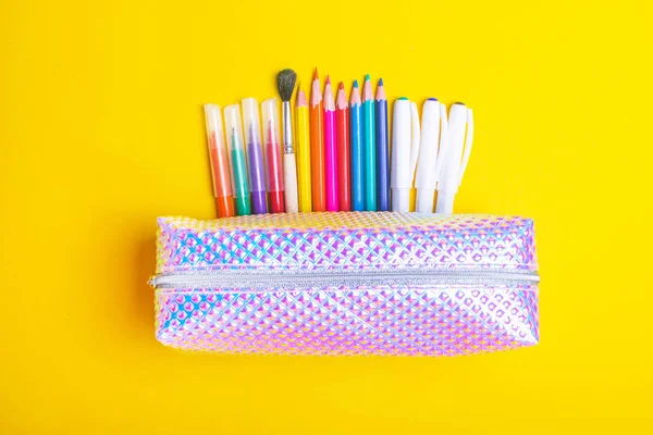Étui à crayons pétillant à la mode avec stylos, crayons, pinceaux et stylos multicolores sur fond jaune vif. — Photo